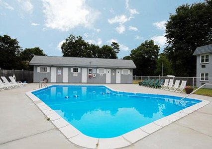 Econo Lodge Inn & Suites Windsor Locks  04.[1]